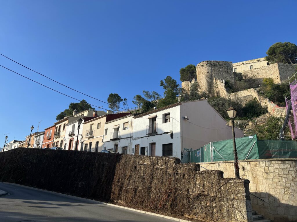 Vista de calle fora mur en Dénia desde abajo