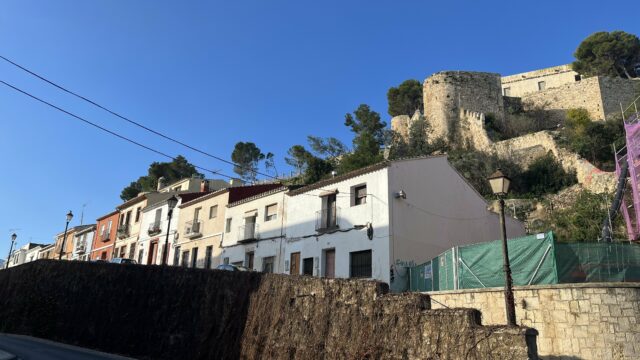 Vista de calle fora mur en Dénia desde abajo